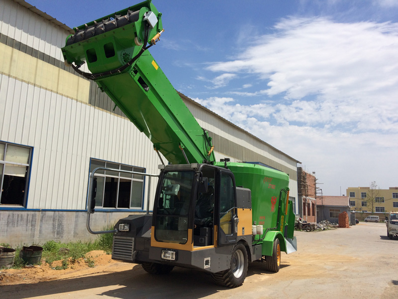 自走式TMR飼料攪拌機(jī)